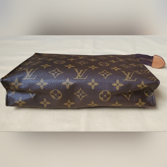 LOUIS VUITTON TOILETRY 26 COSMETIC BAG - Picture 6 of 16